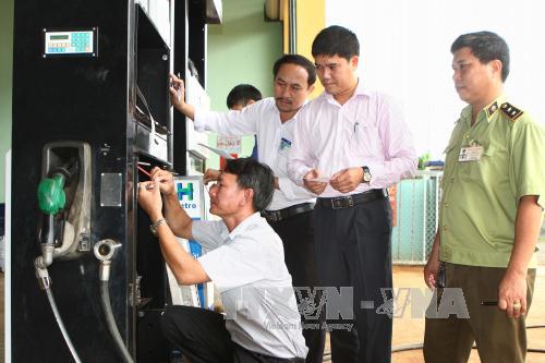 MÓNG TAY NHỌN” VÀ “BÀN TAY MỀM”